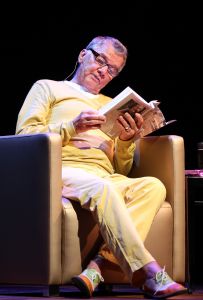 14-09-2011 SHOWBIZZ; WILLEM NIJHOLT  SCHRIJFT EIGEN AUTOBIOGRAFIE MET BRONZEND HART. De 77 jarige Willen Nijhold had nooit aan een autobiografie gedacht maar is dan dan toch gekomen samen met een box van 10 dvd_s. Het is een soort bloemlezing van de brieven aan Hella Haasse zo vertelde Willem mij. De twee konden elkaar van het tv programma van Rik Felderhof uit 1996. Joop van den Ende kreeg het eerste boek en Willem kreeg de eerste dvd box van Joop.
foto: Albert den Iseger.
