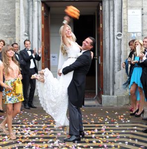 06-09-2012 SHOWBIZZ; HUWELIJK VAN SUZE MENS EN EMIEL DE SEVREN JACQUET. Het was een grote blije familie  in het prachtige St. Gerlachuskerkje te Limburg. Er is geen rancune zo glunderde HARRY MENS. Zijn oudste dochter trouwde met headhunter Emiel. De hele familie was aanwezig, ook zijn kinderen van MONA Nour en SARAH waren aanwezig evenals hun moeder MONA.
foto: Albert den Iseger