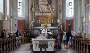 06-09-2012 SHOWBIZZ; HUWELIJK VAN SUZE MENS EN EMIEL DE SEVREN JACQUET. Het was een grote blije familie  in het prachtige St. Gerlachuskerkje te Limburg. Er is geen rancune zo glunderde HARRY MENS. Zijn oudste dochter trouwde met headhunter Emiel. De hele familie was aanwezig, ook zijn kinderen van MONA Nour en SARAH waren aanwezig evenals hun moeder MONA.
foto: Albert den Iseger