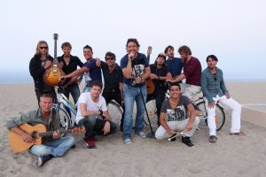 13-09-2012 SHOWBIZZ;DE ZOMER IS VOORBIJ-DE GROETEN UIT ARGELES SUR MER. JAN SMIT en zijn vrienden COEN EN SANDER-KEES TOL-3 JS-RACOON-GO BACK TO THE ZOO-LANGE FRANS-WAYLON EN NATUURLIJK RENE FROGER namen afscheid van de zomer in het zuid franse Argeles Sur Mer. Er was weer van alles te doen, muziek veel muziek maar ook veel strand plezier en vooral veel met elkaar praten over hun belevingen de afgelopen zomer. De zomer voorbij is elke woensdag om 20.30 uur  te zien bij de TROS op Nederland 3.
foto: Albert den Iseger-TROS