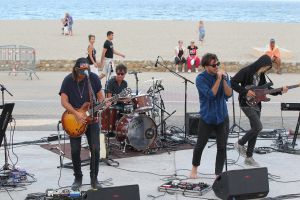13-09-2012 SHOWBIZZ;DE ZOMER IS VOORBIJ-DE GROETEN UIT ARGELES SUR MER. JAN SMIT en zijn vrienden COEN EN SANDER-KEES TOL-3 JS-RACOON-GO BACK TO THE ZOO-LANGE FRANS-WAYLON EN NATUURLIJK RENE FROGER namen afscheid van de zomer in het zuid franse Argeles Sur Mer. Er was weer van alles te doen, muziek veel muziek maar ook veel strand plezier en vooral veel met elkaar praten over hun belevingen de afgelopen zomer. De zomer voorbij is elke woensdag om 20.30 uur  te zien bij de TROS op Nederland 3.
foto: Albert den Iseger-TROS