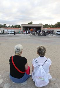 13-09-2012 SHOWBIZZ;DE ZOMER IS VOORBIJ-DE GROETEN UIT ARGELES SUR MER. JAN SMIT en zijn vrienden COEN EN SANDER-KEES TOL-3 JS-RACOON-GO BACK TO THE ZOO-LANGE FRANS-WAYLON EN NATUURLIJK RENE FROGER namen afscheid van de zomer in het zuid franse Argeles Sur Mer. Er was weer van alles te doen, muziek veel muziek maar ook veel strand plezier en vooral veel met elkaar praten over hun belevingen de afgelopen zomer. De zomer voorbij is elke woensdag om 20.30 uur  te zien bij de TROS op Nederland 3.
foto: Albert den Iseger-TROS