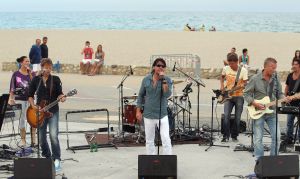 13-09-2012 SHOWBIZZ;DE ZOMER IS VOORBIJ-DE GROETEN UIT ARGELES SUR MER. JAN SMIT en zijn vrienden COEN EN SANDER-KEES TOL-3 JS-RACOON-GO BACK TO THE ZOO-LANGE FRANS-WAYLON EN NATUURLIJK RENE FROGER namen afscheid van de zomer in het zuid franse Argeles Sur Mer. Er was weer van alles te doen, muziek veel muziek maar ook veel strand plezier en vooral veel met elkaar praten over hun belevingen de afgelopen zomer. De zomer voorbij is elke woensdag om 20.30 uur  te zien bij de TROS op Nederland 3.
foto: Albert den Iseger-TROS