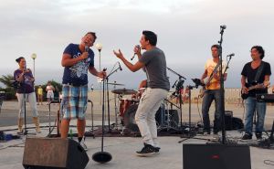 13-09-2012 SHOWBIZZ;DE ZOMER IS VOORBIJ-DE GROETEN UIT ARGELES SUR MER. JAN SMIT en zijn vrienden COEN EN SANDER-KEES TOL-3 JS-RACOON-GO BACK TO THE ZOO-LANGE FRANS-WAYLON EN NATUURLIJK RENE FROGER namen afscheid van de zomer in het zuid franse Argeles Sur Mer. Er was weer van alles te doen, muziek veel muziek maar ook veel strand plezier en vooral veel met elkaar praten over hun belevingen de afgelopen zomer. De zomer voorbij is elke woensdag om 20.30 uur  te zien bij de TROS op Nederland 3.
foto: Albert den Iseger-TROS