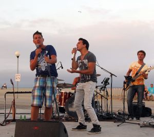 13-09-2012 SHOWBIZZ;DE ZOMER IS VOORBIJ-DE GROETEN UIT ARGELES SUR MER. JAN SMIT en zijn vrienden COEN EN SANDER-KEES TOL-3 JS-RACOON-GO BACK TO THE ZOO-LANGE FRANS-WAYLON EN NATUURLIJK RENE FROGER namen afscheid van de zomer in het zuid franse Argeles Sur Mer. Er was weer van alles te doen, muziek veel muziek maar ook veel strand plezier en vooral veel met elkaar praten over hun belevingen de afgelopen zomer. De zomer voorbij is elke woensdag om 20.30 uur  te zien bij de TROS op Nederland 3.
foto: Albert den Iseger-TROS