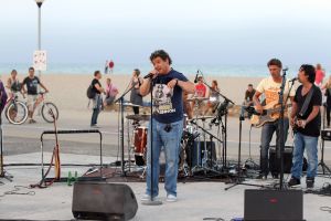 13-09-2012 SHOWBIZZ;DE ZOMER IS VOORBIJ-DE GROETEN UIT ARGELES SUR MER. JAN SMIT en zijn vrienden COEN EN SANDER-KEES TOL-3 JS-RACOON-GO BACK TO THE ZOO-LANGE FRANS-WAYLON EN NATUURLIJK RENE FROGER namen afscheid van de zomer in het zuid franse Argeles Sur Mer. Er was weer van alles te doen, muziek veel muziek maar ook veel strand plezier en vooral veel met elkaar praten over hun belevingen de afgelopen zomer. De zomer voorbij is elke woensdag om 20.30 uur  te zien bij de TROS op Nederland 3.
foto: Albert den Iseger-TROS