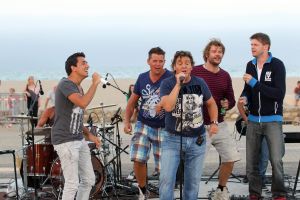 13-09-2012 SHOWBIZZ;DE ZOMER IS VOORBIJ-DE GROETEN UIT ARGELES SUR MER. JAN SMIT en zijn vrienden COEN EN SANDER-KEES TOL-3 JS-RACOON-GO BACK TO THE ZOO-LANGE FRANS-WAYLON EN NATUURLIJK RENE FROGER namen afscheid van de zomer in het zuid franse Argeles Sur Mer. Er was weer van alles te doen, muziek veel muziek maar ook veel strand plezier en vooral veel met elkaar praten over hun belevingen de afgelopen zomer. De zomer voorbij is elke woensdag om 20.30 uur  te zien bij de TROS op Nederland 3.
foto: Albert den Iseger-TROS