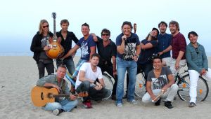 13-09-2012 SHOWBIZZ;DE ZOMER IS VOORBIJ-DE GROETEN UIT ARGELES SUR MER. JAN SMIT en zijn vrienden COEN EN SANDER-KEES TOL-3 JS-RACOON-GO BACK TO THE ZOO-LANGE FRANS-WAYLON EN NATUURLIJK RENE FROGER namen afscheid van de zomer in het zuid franse Argeles Sur Mer. Er was weer van alles te doen, muziek veel muziek maar ook veel strand plezier en vooral veel met elkaar praten over hun belevingen de afgelopen zomer. De zomer voorbij is elke woensdag om 20.30 uur  te zien bij de TROS op Nederland 3.
foto: Albert den Iseger-TROS