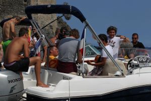 13-09-2012 SHOWBIZZ;DE ZOMER IS VOORBIJ-DE GROETEN UIT ARGELES SUR MER. JAN SMIT en zijn vrienden COEN EN SANDER-KEES TOL-3 JS-RACOON-GO BACK TO THE ZOO-LANGE FRANS-WAYLON EN NATUURLIJK RENE FROGER namen afscheid van de zomer in het zuid franse Argeles Sur Mer. Er was weer van alles te doen, muziek veel muziek maar ook veel strand plezier en vooral veel met elkaar praten over hun belevingen de afgelopen zomer. De zomer voorbij is elke woensdag om 20.30 uur  te zien bij de TROS op Nederland 3.
foto: Albert den Iseger-TROS
