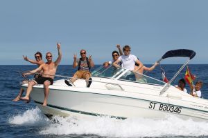 13-09-2012 SHOWBIZZ;DE ZOMER IS VOORBIJ-DE GROETEN UIT ARGELES SUR MER. JAN SMIT en zijn vrienden COEN EN SANDER-KEES TOL-3 JS-RACOON-GO BACK TO THE ZOO-LANGE FRANS-WAYLON EN NATUURLIJK RENE FROGER namen afscheid van de zomer in het zuid franse Argeles Sur Mer. Er was weer van alles te doen, muziek veel muziek maar ook veel strand plezier en vooral veel met elkaar praten over hun belevingen de afgelopen zomer. De zomer voorbij is elke woensdag om 20.30 uur  te zien bij de TROS op Nederland 3.
foto: Albert den Iseger-TROS