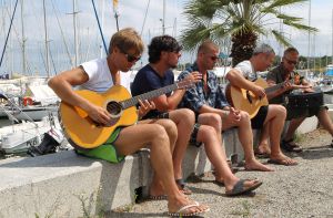 13-09-2012 SHOWBIZZ;DE ZOMER IS VOORBIJ-DE GROETEN UIT ARGELES SUR MER. JAN SMIT en zijn vrienden COEN EN SANDER-KEES TOL-3 JS-RACOON-GO BACK TO THE ZOO-LANGE FRANS-WAYLON EN NATUURLIJK RENE FROGER namen afscheid van de zomer in het zuid franse Argeles Sur Mer. Er was weer van alles te doen, muziek veel muziek maar ook veel strand plezier en vooral veel met elkaar praten over hun belevingen de afgelopen zomer. De zomer voorbij is elke woensdag om 20.30 uur  te zien bij de TROS op Nederland 3.
foto: Albert den Iseger-TROS