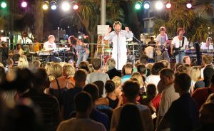 13-09-2012 SHOWBIZZ;DE ZOMER IS VOORBIJ-DE GROETEN UIT ARGELES SUR MER. JAN SMIT en zijn vrienden COEN EN SANDER-KEES TOL-3 JS-RACOON-GO BACK TO THE ZOO-LANGE FRANS-WAYLON EN NATUURLIJK RENE FROGER namen afscheid van de zomer in het zuid franse Argeles Sur Mer. Er was weer van alles te doen, muziek veel muziek maar ook veel strand plezier en vooral veel met elkaar praten over hun belevingen de afgelopen zomer. De zomer voorbij is elke woensdag om 20.30 uur  te zien bij de TROS op Nederland 3.
foto: Albert den Iseger-TROS