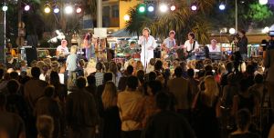 13-09-2012 SHOWBIZZ;DE ZOMER IS VOORBIJ-DE GROETEN UIT ARGELES SUR MER. JAN SMIT en zijn vrienden COEN EN SANDER-KEES TOL-3 JS-RACOON-GO BACK TO THE ZOO-LANGE FRANS-WAYLON EN NATUURLIJK RENE FROGER namen afscheid van de zomer in het zuid franse Argeles Sur Mer. Er was weer van alles te doen, muziek veel muziek maar ook veel strand plezier en vooral veel met elkaar praten over hun belevingen de afgelopen zomer. De zomer voorbij is elke woensdag om 20.30 uur  te zien bij de TROS op Nederland 3.
foto: Albert den Iseger-TROS