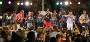 13-09-2012 SHOWBIZZ;DE ZOMER IS VOORBIJ-DE GROETEN UIT ARGELES SUR MER. JAN SMIT en zijn vrienden COEN EN SANDER-KEES TOL-3 JS-RACOON-GO BACK TO THE ZOO-LANGE FRANS-WAYLON EN NATUURLIJK RENE FROGER namen afscheid van de zomer in het zuid franse Argeles Sur Mer. Er was weer van alles te doen, muziek veel muziek maar ook veel strand plezier en vooral veel met elkaar praten over hun belevingen de afgelopen zomer. De zomer voorbij is elke woensdag om 20.30 uur  te zien bij de TROS op Nederland 3.
foto: Albert den Iseger-TROS