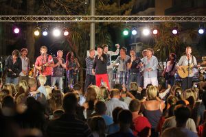 13-09-2012 SHOWBIZZ;DE ZOMER IS VOORBIJ-DE GROETEN UIT ARGELES SUR MER. JAN SMIT en zijn vrienden COEN EN SANDER-KEES TOL-3 JS-RACOON-GO BACK TO THE ZOO-LANGE FRANS-WAYLON EN NATUURLIJK RENE FROGER namen afscheid van de zomer in het zuid franse Argeles Sur Mer. Er was weer van alles te doen, muziek veel muziek maar ook veel strand plezier en vooral veel met elkaar praten over hun belevingen de afgelopen zomer. De zomer voorbij is elke woensdag om 20.30 uur  te zien bij de TROS op Nederland 3.
foto: Albert den Iseger-TROS