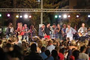 13-09-2012 SHOWBIZZ;DE ZOMER IS VOORBIJ-DE GROETEN UIT ARGELES SUR MER. JAN SMIT en zijn vrienden COEN EN SANDER-KEES TOL-3 JS-RACOON-GO BACK TO THE ZOO-LANGE FRANS-WAYLON EN NATUURLIJK RENE FROGER namen afscheid van de zomer in het zuid franse Argeles Sur Mer. Er was weer van alles te doen, muziek veel muziek maar ook veel strand plezier en vooral veel met elkaar praten over hun belevingen de afgelopen zomer. De zomer voorbij is elke woensdag om 20.30 uur  te zien bij de TROS op Nederland 3.
foto: Albert den Iseger-TROS