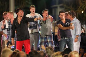 13-09-2012 SHOWBIZZ;DE ZOMER IS VOORBIJ-DE GROETEN UIT ARGELES SUR MER. JAN SMIT en zijn vrienden COEN EN SANDER-KEES TOL-3 JS-RACOON-GO BACK TO THE ZOO-LANGE FRANS-WAYLON EN NATUURLIJK RENE FROGER namen afscheid van de zomer in het zuid franse Argeles Sur Mer. Er was weer van alles te doen, muziek veel muziek maar ook veel strand plezier en vooral veel met elkaar praten over hun belevingen de afgelopen zomer. De zomer voorbij is elke woensdag om 20.30 uur  te zien bij de TROS op Nederland 3.
foto: Albert den Iseger-TROS