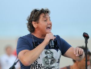 13-09-2012 SHOWBIZZ;DE ZOMER IS VOORBIJ-DE GROETEN UIT ARGELES SUR MER. JAN SMIT en zijn vrienden COEN EN SANDER-KEES TOL-3 JS-RACOON-GO BACK TO THE ZOO-LANGE FRANS-WAYLON EN NATUURLIJK RENE FROGER namen afscheid van de zomer in het zuid franse Argeles Sur Mer. Er was weer van alles te doen, muziek veel muziek maar ook veel strand plezier en vooral veel met elkaar praten over hun belevingen de afgelopen zomer. De zomer voorbij is elke woensdag om 20.30 uur  te zien bij de TROS op Nederland 3.
foto: Albert den Iseger-TROS