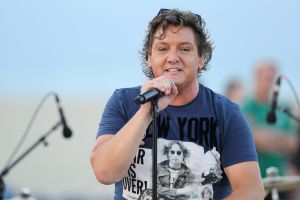 13-09-2012 SHOWBIZZ;DE ZOMER IS VOORBIJ-DE GROETEN UIT ARGELES SUR MER. JAN SMIT en zijn vrienden COEN EN SANDER-KEES TOL-3 JS-RACOON-GO BACK TO THE ZOO-LANGE FRANS-WAYLON EN NATUURLIJK RENE FROGER namen afscheid van de zomer in het zuid franse Argeles Sur Mer. Er was weer van alles te doen, muziek veel muziek maar ook veel strand plezier en vooral veel met elkaar praten over hun belevingen de afgelopen zomer. De zomer voorbij is elke woensdag om 20.30 uur  te zien bij de TROS op Nederland 3.
foto: Albert den Iseger-TROS