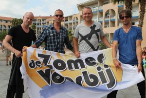 13-09-2012 SHOWBIZZ;DE ZOMER IS VOORBIJ-DE GROETEN UIT ARGELES SUR MER. JAN SMIT en zijn vrienden COEN EN SANDER-KEES TOL-3 JS-RACOON-GO BACK TO THE ZOO-LANGE FRANS-WAYLON EN NATUURLIJK RENE FROGER namen afscheid van de zomer in het zuid franse Argeles Sur Mer. Er was weer van alles te doen, muziek veel muziek maar ook veel strand plezier en vooral veel met elkaar praten over hun belevingen de afgelopen zomer. De zomer voorbij is elke woensdag om 20.30 uur  te zien bij de TROS op Nederland 3.
foto: Albert den Iseger-TROS