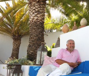 28-09-2012 SHOWBIZZ: DICK HOLHAUS IN MARROKAANSE VILLA IN TORREMOLINOS. Hij heeft de villa al heel veel jaren en woont er met zijn partner Jean Paul. Een van Nederlands grootste ontwerpers ooit.Barbara en ik reisde naar Spanje en ontmoette de meester zelf in zijn vertrouwde Marrokaanse omgeving.Deze week de foto-s en het verhaal in weekblad PRIVE.
foto: Albert den Iseger