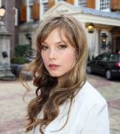 25-09-2012 SHOWBIZZ; SYLVIA HOEKS OPNIEUW IN SERIE OVERSPEL.
Komende week beginnen de opnamen voor de nieuwe reeks afleveringen van Overspel. In de tiendelige serie treedt de sterrencast met onder anderen Sylvia Hoeks, Fedja van Hu�t, Kees Prins, Rifka Lodeizen en Ramsey Nasr opnieuw aan. De opnamen staan gepland tot oktober dit jaar. Naar verwachting is het tweede seizoen van Overspel in 2013 bij de VARA op Nederland 1 te zien. � Het tweede seizoen is het langverwachte vervolg op de spannende psychologische thrillerserie Overspel. Na het optrekken van de stofwolken van de eerste serie, waarin vreemdgaan, vastgoedcriminaliteit, verraad en moord de ingredi�nten waren, gaat het verhaal verder. Het leven van de personages wordt beheerst door schuldgevoelens, maar ook door rancune en blinde haat. Opnieuw wordt er overspel gepleegd, maar nu op een heel andere manier, nog vele malen gevaarlijker. En dat kost slachtoffers.  Met wekelijks in totaal ruim een miljoen kijkers en lovende ontvangst door zowel pers als publiek was het eerste seizoen van Overspel zeer succesvol. Op Uitzending Gemist domineerde de serie de Top 5 en al direct na de eerste aflevering werd Overspel verkocht aan Belgi�.  Regie: Frank Ketelaar, Albert Jan van Rees. Karakters en verhaallijnen: Frank Ketelaar, Robert Kievit. Scenario: Frank Ketelaar. Uitvoerend producent: Remmelt Remmelts.  Cast: Sylvia Hoeks, Fedja van Hu�t, Kees Prins, Ramsey Nasr, Rifka Lodeizen, Bert Luppes, Guido Pollemans, Jeffrey Hamilton, Sigrid ten Napel, Sophie van Winden, Kees Boot, Mike Reus, Mimoun Oa�ssa, Frederik.
foto: Albert den Iseger