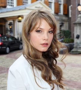 25-09-2012 SHOWBIZZ; SYLVIA HOEKS OPNIEUW DE HOOFDROL IN SERIE OVERSPEL.
Komende week beginnen de opnamen voor de nieuwe reeks afleveringen van Overspel. In de tiendelige serie treedt de sterrencast met onder anderen Sylvia Hoeks, Fedja van Hut, Kees Prins, Rifka Lodeizen en Ramsey Nasr opnieuw aan. De opnamen staan gepland tot oktober dit jaar. Naar verwachting is het tweede seizoen van Overspel in 2013 bij de VARA op Nederland 1 te zien.  Het tweede seizoen is het langverwachte vervolg op de spannende psychologische thriller serie Overspel. Na het optrekken van de stofwolken van de eerste serie, waarin vreemdgaan, vastgoedcriminaliteit, verraad en moord de ingredinten waren, gaat het verhaal verder. Het leven van de personages wordt beheerst door schuldgevoelens, maar ook door rancune en blinde haat. Opnieuw wordt er overspel gepleegd, maar nu op een heel andere manier, nog vele malen gevaarlijker. En dat kost slachtoffers.  Met wekelijks in totaal ruim een miljoen kijkers en lovende ontvangst door zowel pers als publiek was het eerste seizoen van Overspel zeer succesvol. Op Uitzending Gemist domineerde de serie de Top 5 en al direct na de eerste aflevering werd Overspel verkocht aan Belgi. 
Foto: Albert den Iseger.