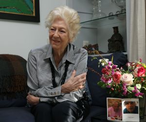 19-09-2013 SHOWBIZZ; ELLEN VOGEL-91 JAAR- VERHUISDE NAAR AANLEUNWONING. Ellen Vogel  verloor vorig jaar haar echtgenoot JIMMY MUNNINGHOFF. Nu is zij verhuist aan een woning a d rand van Amsterdam. Monique Kallmann zoekt haar op en maakte een mooi verhaal dat deze week in weekblad PRIVE staat.
foto: Albert den Iseger.
