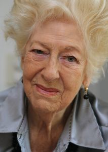 19-09-2013 SHOWBIZZ; ELLEN VOGEL-91 JAAR- VERHUISDE NAAR AANLEUNWONING. Ellen Vogel  verloor vorig jaar haar echtgenoot JIMMY MUNNINGHOFF. Nu is zij verhuist aan een woning a d rand van Amsterdam. Monique Kallmann zoekt haar op en maakte een mooi verhaal dat deze week in weekblad PRIVE staat.
foto: Albert den Iseger.