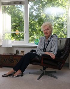19-09-2013 SHOWBIZZ; ELLEN VOGEL-91 JAAR- VERHUISDE NAAR AANLEUNWONING. Ellen Vogel  verloor vorig jaar haar echtgenoot JIMMY MUNNINGHOFF. Nu is zij verhuist aan een woning a d rand van Amsterdam. Monique Kallmann zoekt haar op en maakte een mooi verhaal dat deze week in weekblad PRIVE staat.
foto: Albert den Iseger.