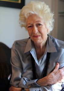 19-09-2013 SHOWBIZZ; ELLEN VOGEL-91 JAAR- VERHUISDE NAAR AANLEUNWONING. Ellen Vogel  verloor vorig jaar haar echtgenoot JIMMY MUNNINGHOFF. Nu is zij verhuist aan een woning a d rand van Amsterdam. Monique Kallmann zoekt haar op en maakte een mooi verhaal dat deze week in weekblad PRIVE staat.
foto: Albert den Iseger.