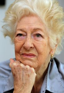 19-09-2013 SHOWBIZZ; ELLEN VOGEL-91 JAAR- VERHUISDE NAAR AANLEUNWONING. Ellen Vogel  verloor vorig jaar haar echtgenoot JIMMY MUNNINGHOFF. Nu is zij verhuist aan een woning a d rand van Amsterdam. Monique Kallmann zoekt haar op en maakte een mooi verhaal dat deze week in weekblad PRIVE staat.
foto: Albert den Iseger.
