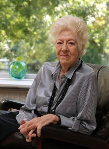 19-09-2013 SHOWBIZZ; ELLEN VOGEL-91 JAAR- VERHUISDE NAAR AANLEUNWONING. Ellen Vogel  verloor vorig jaar haar echtgenoot JIMMY MUNNINGHOFF. Nu is zij verhuist aan een woning a d rand van Amsterdam. Monique Kallmann zoekt haar op en maakte een mooi verhaal dat deze week in weekblad PRIVE staat.
foto: Albert den Iseger.