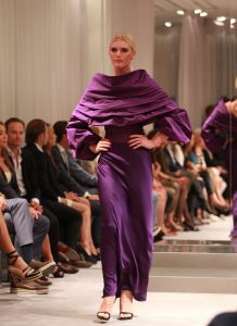 07-09-2013 SHOWBIZZ; MART VISSER SHOWT THUIS DE NIEUWSTE TRENDS IN EEN INTIEME SFEER. Mode showen in de intieme sfeer van de eigen salon is een trend onder de Nederlandse Couturiers. Zo ook Mart Visser.
foto: Albert den Iseger