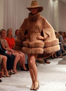 07-09-2013 SHOWBIZZ; MART VISSER SHOWT THUIS DE NIEUWSTE TRENDS IN EEN INTIEME SFEER. Mode showen in de intieme sfeer van de eigen salon is een trend onder de Nederlandse Couturiers. Zo ook Mart Visser.
foto: Albert den Iseger