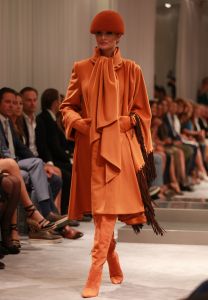 07-09-2013 SHOWBIZZ; MART VISSER SHOWT THUIS DE NIEUWSTE TRENDS IN EEN INTIEME SFEER. Mode showen in de intieme sfeer van de eigen salon is een trend onder de Nederlandse Couturiers. Zo ook Mart Visser.
foto: Albert den Iseger