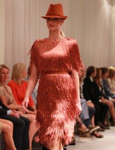 07-09-2013 SHOWBIZZ; MART VISSER SHOWT THUIS DE NIEUWSTE TRENDS IN EEN INTIEME SFEER. Mode showen in de intieme sfeer van de eigen salon is een trend onder de Nederlandse Couturiers. Zo ook Mart Visser.
foto: Albert den Iseger