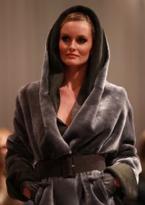 07-09-2013 SHOWBIZZ; MART VISSER SHOWT THUIS DE NIEUWSTE TRENDS IN EEN INTIEME SFEER. Mode showen in de intieme sfeer van de eigen salon is een trend onder de Nederlandse Couturiers. Zo ook Mart Visser.
foto: Albert den Iseger