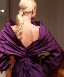 07-09-2013 SHOWBIZZ; MART VISSER SHOWT THUIS DE NIEUWSTE TRENDS IN EEN INTIEME SFEER. Mode showen in de intieme sfeer van de eigen salon is een trend onder de Nederlandse Couturiers. Zo ook Mart Visser.
foto: Albert den Iseger