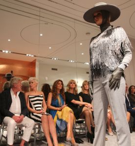 07-09-2013 SHOWBIZZ; MART VISSER SHOWT THUIS DE NIEUWSTE TRENDS IN EEN INTIEME SFEER. Mode showen in de intieme sfeer van de eigen salon is een trend onder de Nederlandse Couturiers. Zo ook Mart Visser.
foto: Albert den Iseger