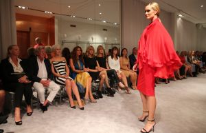 07-09-2013 SHOWBIZZ; MART VISSER SHOWT THUIS DE NIEUWSTE TRENDS IN EEN INTIEME SFEER. Mode showen in de intieme sfeer van de eigen salon is een trend onder de Nederlandse Couturiers. Zo ook Mart Visser.
foto: Albert den Iseger
