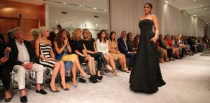 07-09-2013 SHOWBIZZ; MART VISSER SHOWT THUIS DE NIEUWSTE TRENDS IN EEN INTIEME SFEER. Mode showen in de intieme sfeer van de eigen salon is een trend onder de Nederlandse Couturiers. Zo ook Mart Visser.
foto: Albert den Iseger