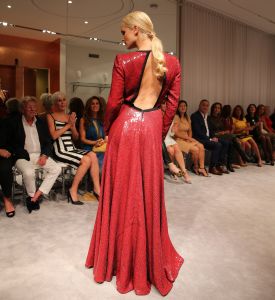 07-09-2013 SHOWBIZZ; MART VISSER SHOWT THUIS DE NIEUWSTE TRENDS IN EEN INTIEME SFEER. Mode showen in de intieme sfeer van de eigen salon is een trend onder de Nederlandse Couturiers. Zo ook Mart Visser.
foto: Albert den Iseger