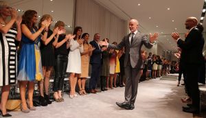 07-09-2013 SHOWBIZZ; MART VISSER SHOWT THUIS DE NIEUWSTE TRENDS IN EEN INTIEME SFEER. Mode showen in de intieme sfeer van de eigen salon is een trend onder de Nederlandse Couturiers. Zo ook Mart Visser.
foto: Albert den Iseger