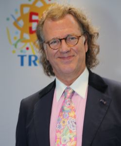 03-09-2014 SHOWBIZZ; DE GROOTSTE FAMILIE VAN NEDERLAND VIERT VOOR DE LAATSTE KEER EEN TROS FEEST. Vele TROS gezichten waren naar CARRE toegekomen om gezamenlijk nog een keer een feestje te vieren. Vele zagen het ook als het einde van de GROOTSTE FAMILIE van NL.
foto: Albert den Iseger