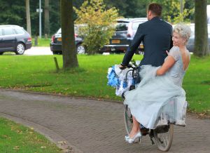 05-09-2014 SHOWBIZZ; ANITA WITZIER EN MICHEL NILLESEN TROUWEN PER FIETS IN BLARICUM. Anita en Michel, die al dertien jaar samen zijn, trouwden vrijdag in Boerderij Calis in Blaricum. Het stel arriveerde op de fiets. De bruid droeg een korte, lichtblauwe jurk.
Voor de presentatrice is het inmiddels al de derde keer dat ze in het huwelijksbootje stapt. Dit is absoluut mijn laatste huwelijk, zei Anita.
Onder anderen Arie Boomsma, Karin Bloemen, Caroline Tensen, Maik de Boer,Yvonne Jaspers, Gert Berg,Nada van Nie, Sofie van der Enk en Veldhuis en Kemper waren bij de bruiloft aanwezig.
foto: Albert den Iseger
