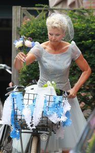 05-09-2014 SHOWBIZZ; ANITA WITZIER EN MICHEL NILLESEN TROUWEN PER FIETS IN BLARICUM. Anita en Michel, die al dertien jaar samen zijn, trouwden vrijdag in Boerderij Calis in Blaricum. Het stel arriveerde op de fiets. De bruid droeg een korte, lichtblauwe jurk.
Voor de presentatrice is het inmiddels al de derde keer dat ze in het huwelijksbootje stapt. Dit is absoluut mijn laatste huwelijk, zei Anita.
Onder anderen Arie Boomsma, Karin Bloemen, Caroline Tensen, Maik de Boer,Yvonne Jaspers, Gert Berg,Nada van Nie, Sofie van der Enk en Veldhuis en Kemper waren bij de bruiloft aanwezig.
foto: Albert den Iseger