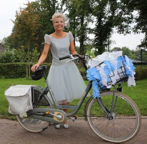 05-09-2014 SHOWBIZZ; ANITA WITZIER EN MICHEL NILLESEN TROUWEN PER FIETS IN BLARICUM. Anita en Michel, die al dertien jaar samen zijn, trouwden vrijdag in Boerderij Calis in Blaricum. Het stel arriveerde op de fiets. De bruid droeg een korte, lichtblauwe jurk.
Voor de presentatrice is het inmiddels al de derde keer dat ze in het huwelijksbootje stapt. Dit is absoluut mijn laatste huwelijk, zei Anita.
Onder anderen Arie Boomsma, Karin Bloemen, Caroline Tensen, Maik de Boer,Yvonne Jaspers, Gert Berg,Nada van Nie, Sofie van der Enk en Veldhuis en Kemper waren bij de bruiloft aanwezig.
foto: Albert den Iseger