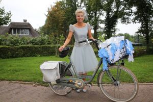 05-09-2014 SHOWBIZZ; ANITA WITZIER EN MICHEL NILLESEN TROUWEN PER FIETS IN BLARICUM. Anita en Michel, die al dertien jaar samen zijn, trouwden vrijdag in Boerderij Calis in Blaricum. Het stel arriveerde op de fiets. De bruid droeg een korte, lichtblauwe jurk.
Voor de presentatrice is het inmiddels al de derde keer dat ze in het huwelijksbootje stapt. Dit is absoluut mijn laatste huwelijk, zei Anita.
Onder anderen Arie Boomsma, Karin Bloemen, Caroline Tensen, Maik de Boer,Yvonne Jaspers, Gert Berg,Nada van Nie, Sofie van der Enk en Veldhuis en Kemper waren bij de bruiloft aanwezig.
foto: Albert den Iseger