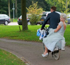 05-09-2014 SHOWBIZZ; ANITA WITZIER EN MICHEL NILLESEN TROUWEN PER FIETS IN BLARICUM. Anita en Michel, die al dertien jaar samen zijn, trouwden vrijdag in Boerderij Calis in Blaricum. Het stel arriveerde op de fiets. De bruid droeg een korte, lichtblauwe jurk.
Voor de presentatrice is het inmiddels al de derde keer dat ze in het huwelijksbootje stapt. Dit is absoluut mijn laatste huwelijk, zei Anita.
Onder anderen Arie Boomsma, Karin Bloemen, Caroline Tensen, Maik de Boer,Yvonne Jaspers, Gert Berg,Nada van Nie, Sofie van der Enk en Veldhuis en Kemper waren bij de bruiloft aanwezig.
foto: Albert den Iseger